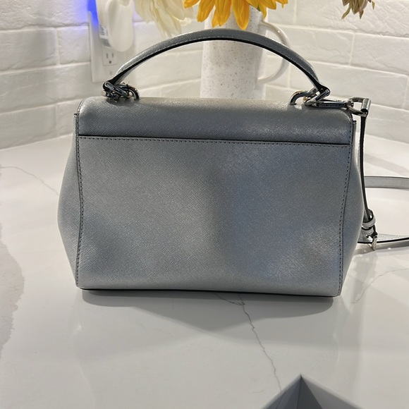 Very roomy medium sized MK crossbody bag with top handle - Picture 2 of 4